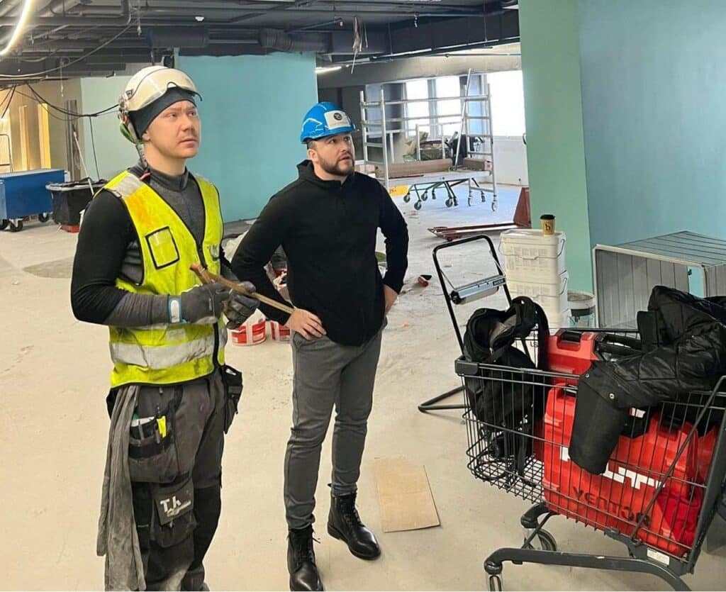 Arbeidere i Rom Sprinkler som er inni Stovner Kjøpesenter og inspiserer arbeid og planlegger installasjon av sprinkleraanlegg